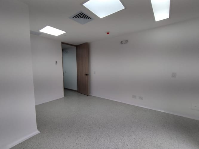 Consultorio en arriendo en El Poblado, Medellín, 33 m² · foto 2 de 8