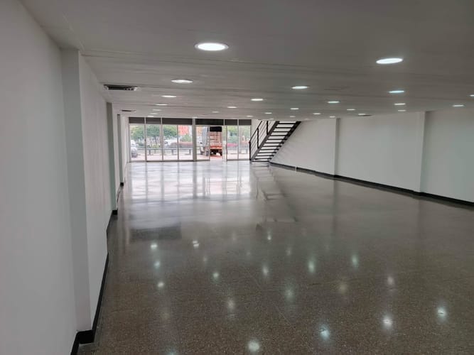 Local en arriendo en Cristo Rey, Medellín, 316 m² · foto 2 de 11