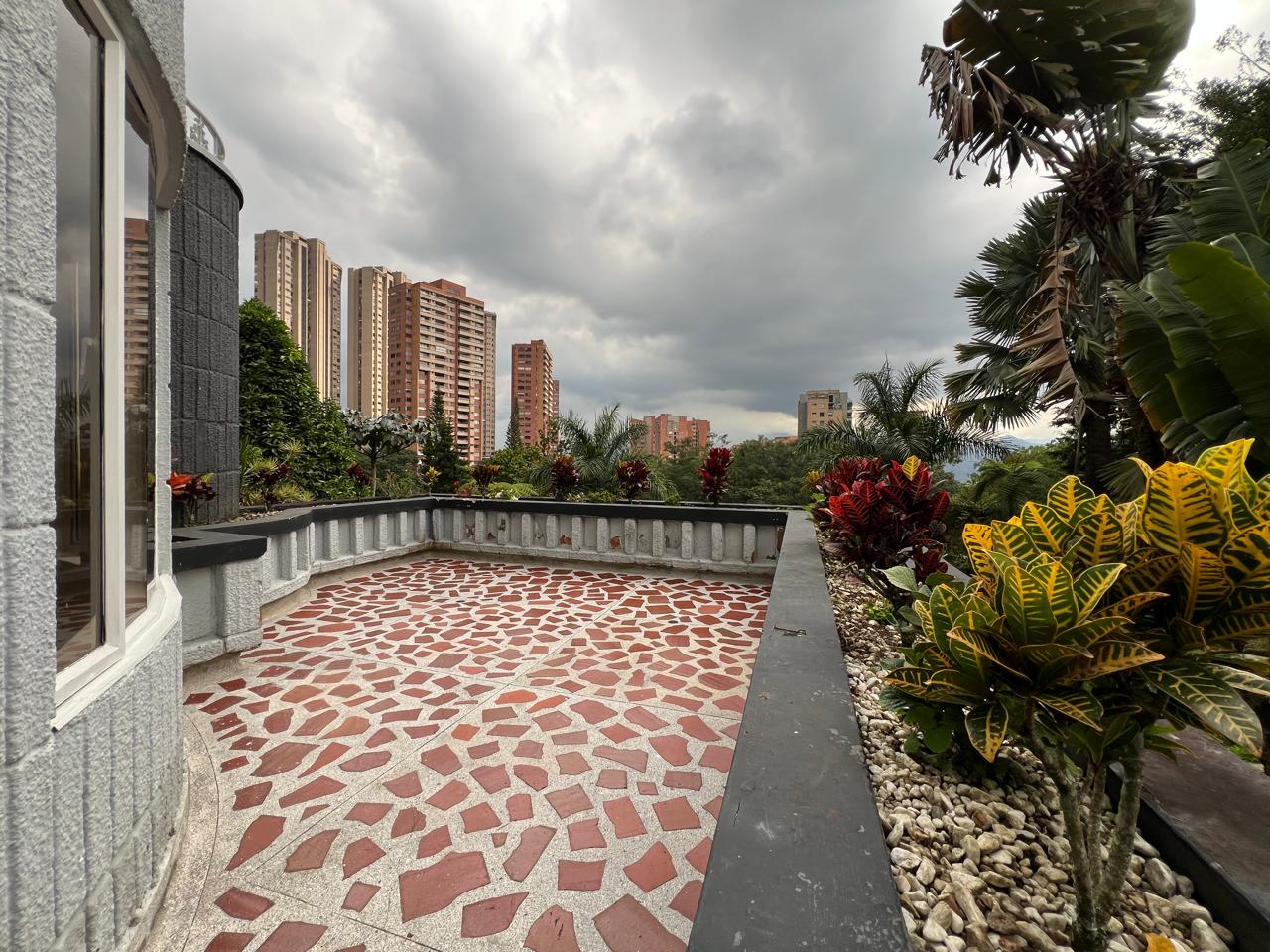 Casa en arriendo en El Poblado, Medellín · foto 3 de 20