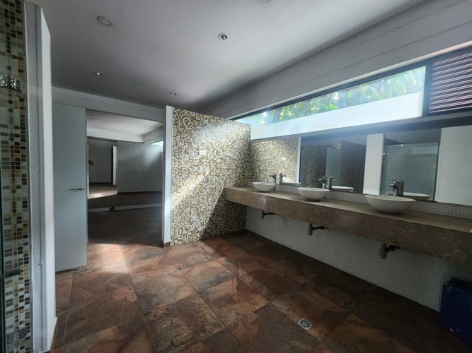 Bodega en arriendo en Laureles, Medellín, 750 m² · foto 11 de 12