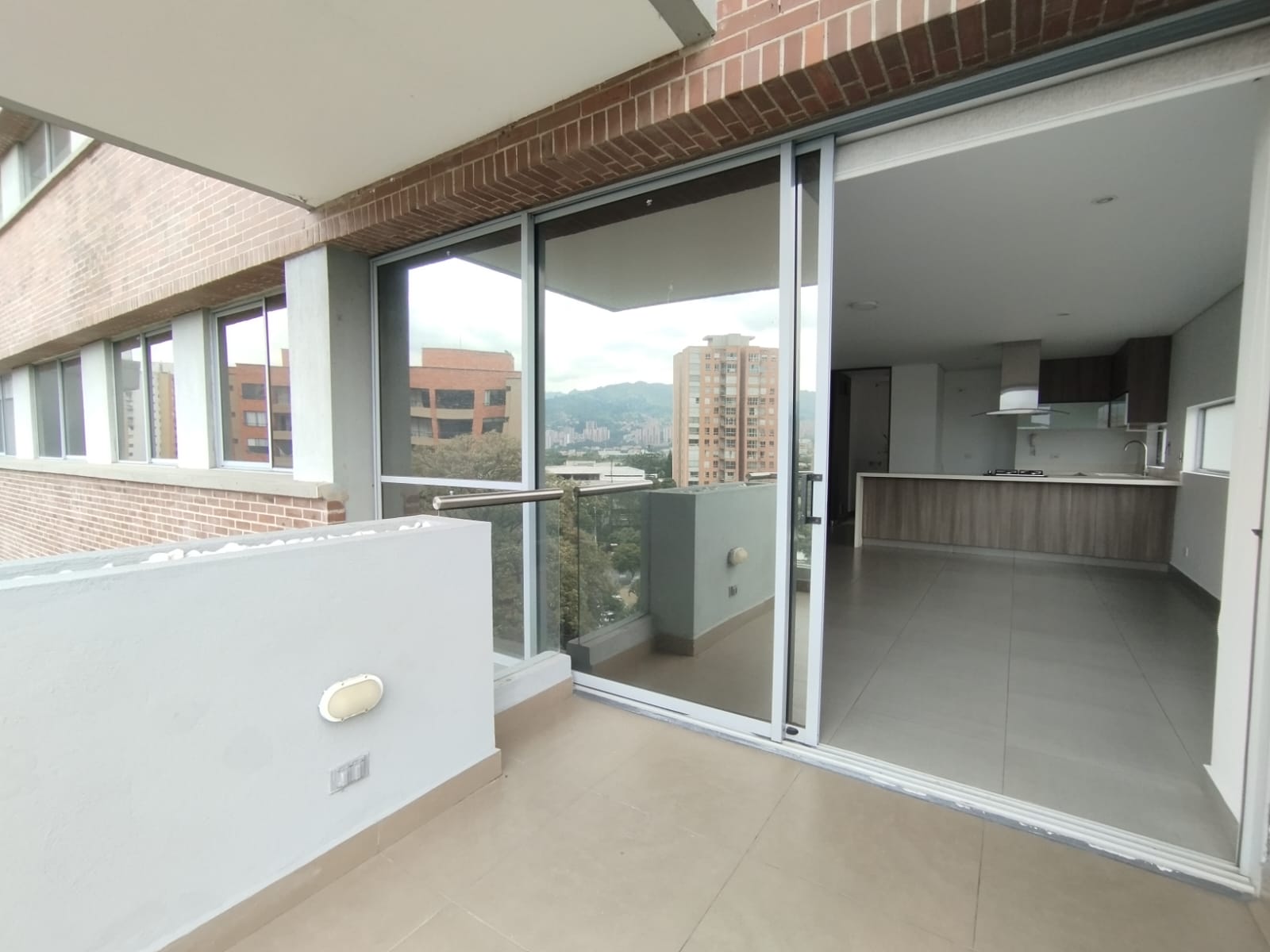 Apartamento en arriendo en El Poblado, Medellín · foto 3 de 16