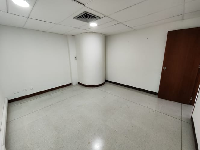 Oficina en arriendo en El Poblado, Medellín, 117 m² · foto 2 de 14
