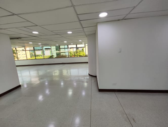 Oficina en arriendo en El Poblado, Medellín, 117 m² · foto 13 de 14