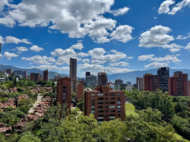 Apartamento de 2 alcobas en arriendo en El Poblado, Medellín, 155 m² · foto 2 de 20