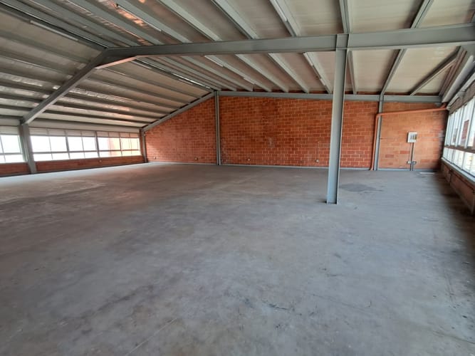 Bodega en arriendo en Laureles, Medellín, 290 m² · foto 2 de 18