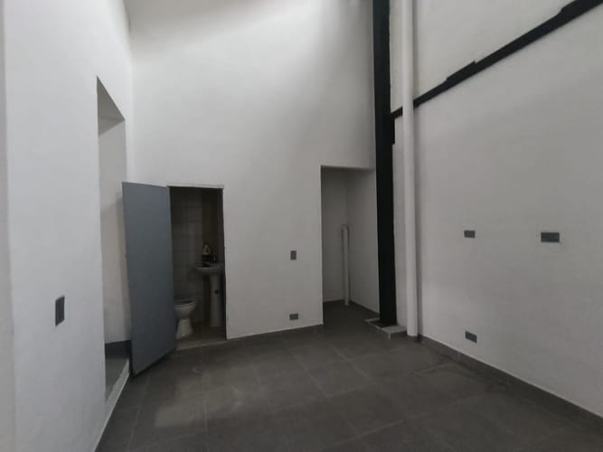 Bodega en arriendo en Bombona No.1, Medellín, 300 m² · foto 9 de 20