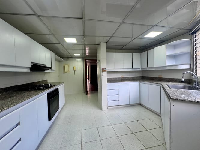 Apartamento de 3 alcobas en arriendo en El Poblado, Medellín, 200 m² · foto 4 de 13