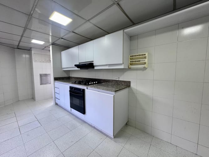 Apartamento de 3 alcobas en arriendo en El Poblado, Medellín, 200 m² · foto 5 de 13