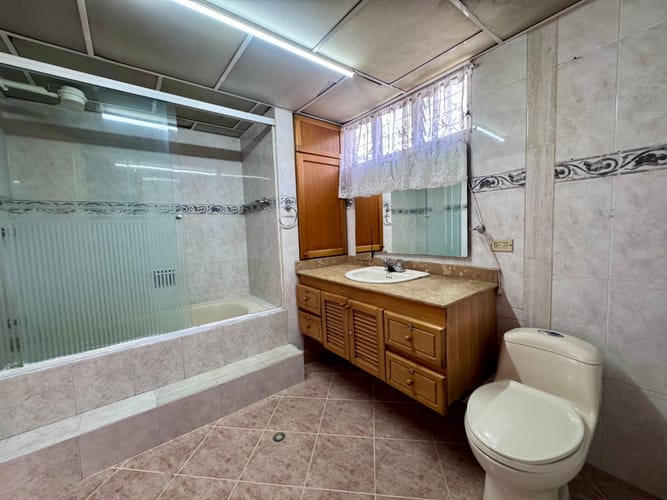 Apartamento de 3 alcobas en arriendo en El Poblado, Medellín, 200 m² · foto 12 de 13