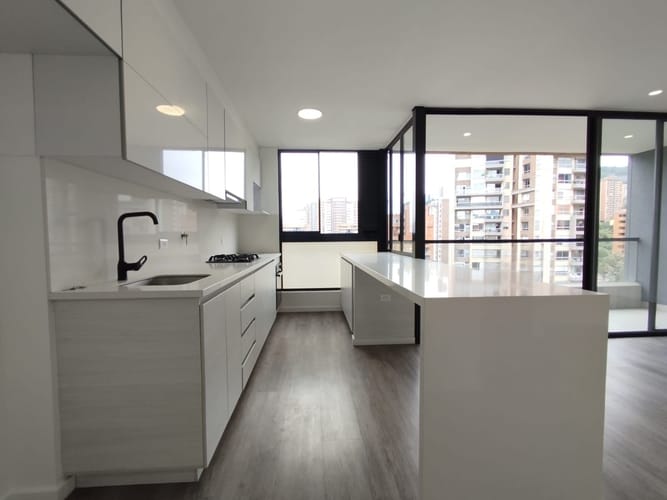 Apartamento de 2 alcobas en arriendo en El Poblado, Medellín, 95 m² · foto 3 de 20