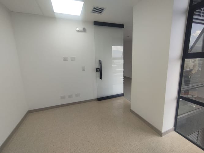 Consultorio en arriendo en El Poblado, Medellín, 33 m² · foto 3 de 9