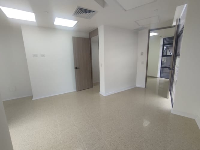 Consultorio en arriendo en El Poblado, Medellín, 33 m² · foto 5 de 9