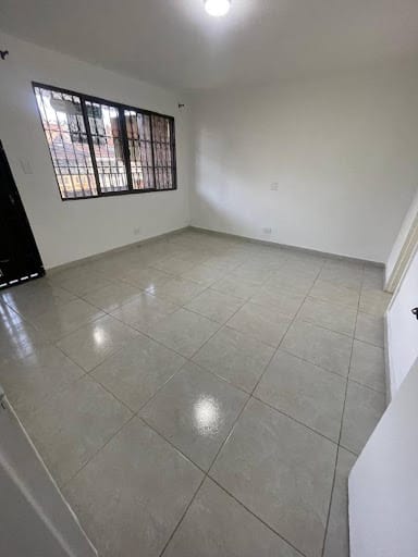 Casa de 4 alcobas en arriendo en Los Colores, Medellín, 130 m² · foto 2 de 10