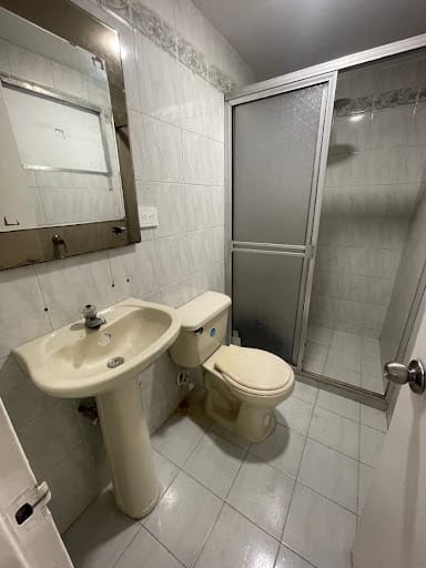 Casa de 4 alcobas en arriendo en Los Colores, Medellín, 130 m² · foto 4 de 10