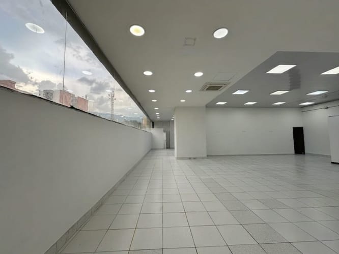 Local en arriendo en Buenos Aires, Medellín, 233 m² · foto 2 de 10