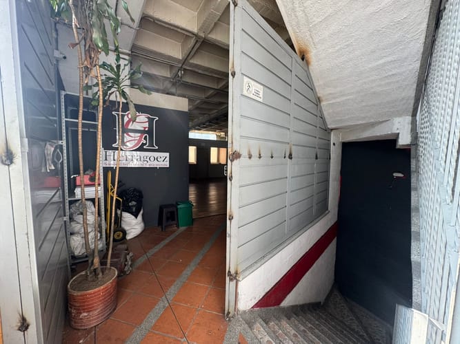 Bodega en arriendo en Cristo Rey, Medellín, 230 m² · foto 2 de 18