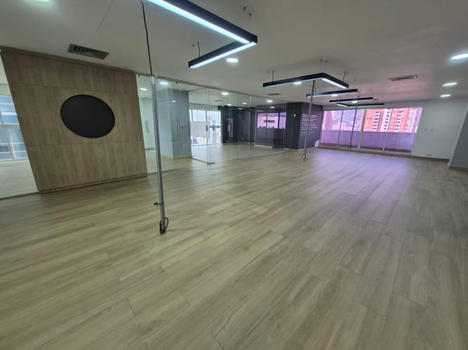 Oficina en arriendo en El Poblado, Medellín, 246 m² · foto 3 de 8