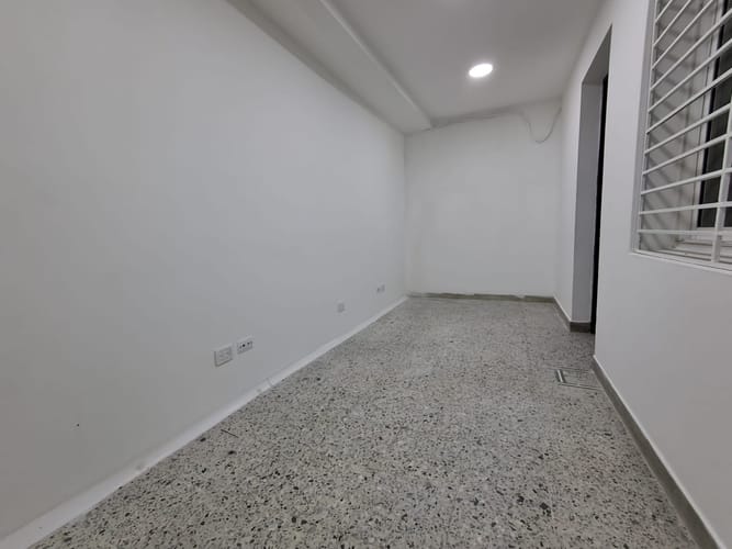 Casa de 14 alcobas en arriendo en Boston, Medellín, 580 m² · foto 16 de 20