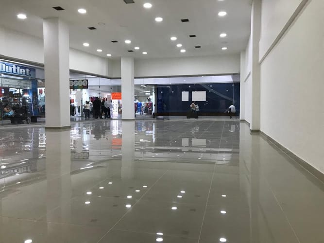 Local en arriendo en El Poblado, Medellín, 293 m² · foto 2 de 8