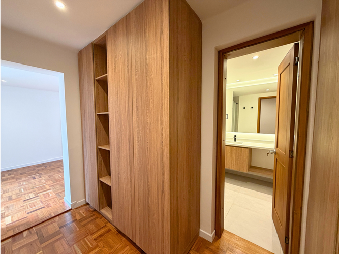 Apartamento de 3 alcobas en venta en Los Rosales, Bogotá, 248 m² · foto 22 de 24