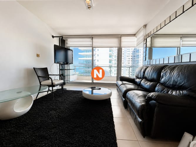 Alquiler Anual Apartamento de 2 Dormitorios con vista al mar, torre moderna, playa Mansa, Punta del Este · Foto 2
