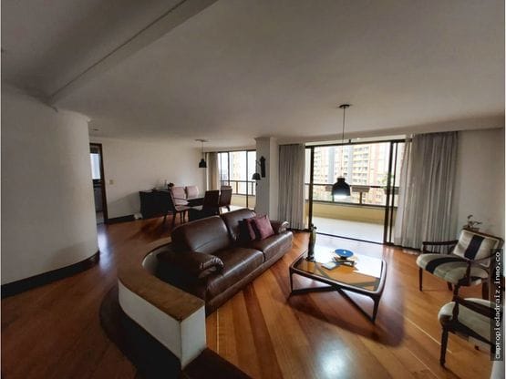 Apartamento de 3 alcobas en arriendo en El Poblado, Medellín, 187 m² · foto 3 de 20