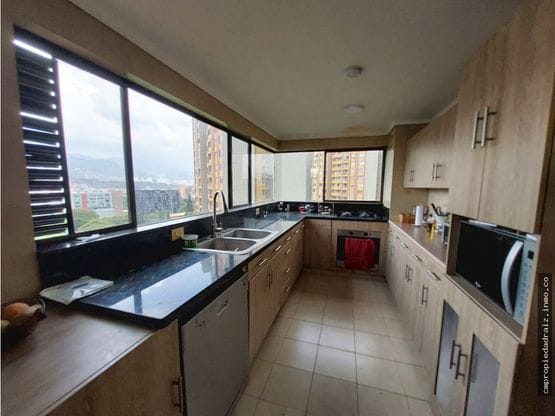 Apartamento de 3 alcobas en arriendo en El Poblado, Medellín, 187 m² · foto 8 de 20