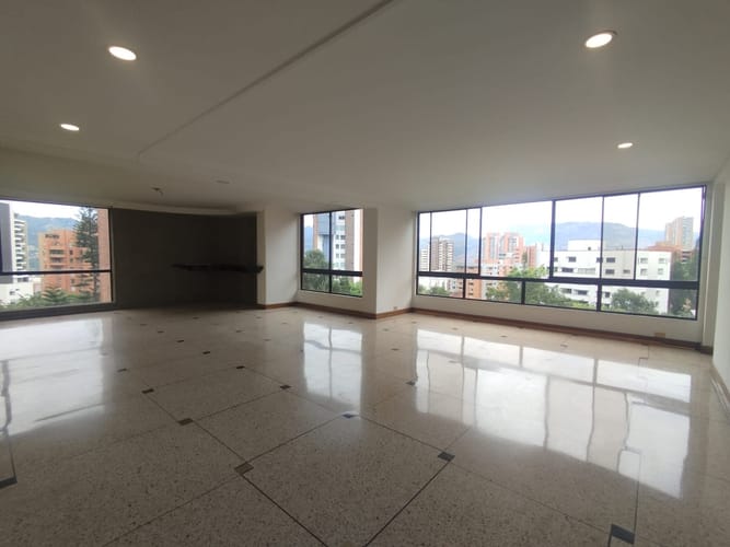 Apartamento de 4 alcobas en arriendo en Lalinde, Medellín, 285 m² · foto 2 de 20