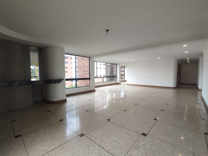 Apartamento de 4 alcobas en arriendo en Lalinde, Medellín, 285 m² · foto 5 de 20