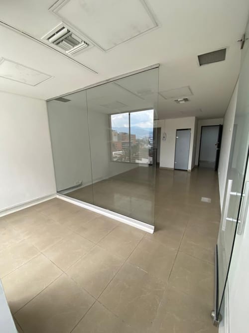 Oficina en arriendo en El Poblado, Medellín, 32 m² · foto 3 de 10