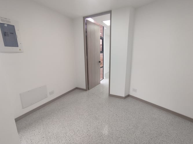 Consultorio en arriendo en El Poblado, Medellín, 35 m² · foto 2 de 9