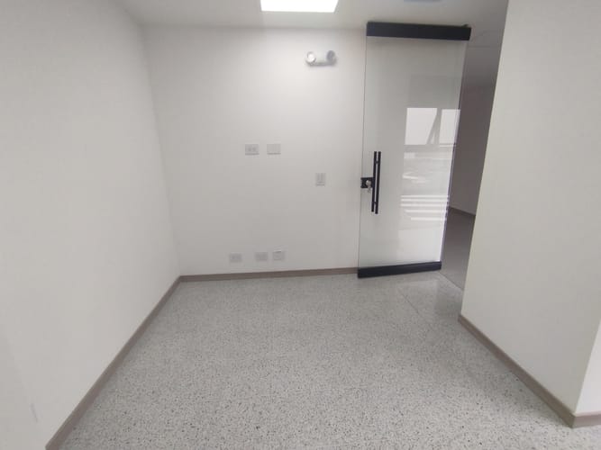 Consultorio en arriendo en El Poblado, Medellín, 35 m² · foto 8 de 9