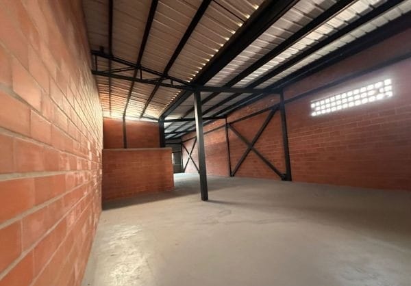 Bodega en arriendo en Guayabal, Medellín, 200 m² · foto 4 de 8