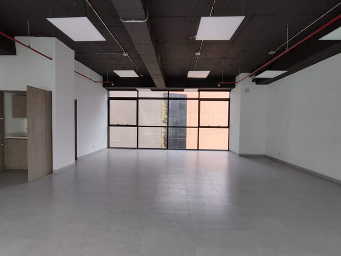 Oficina en arriendo en El Tesoro, Medellín, 72 m² · foto 2 de 9