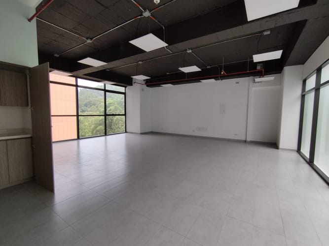 Oficina en arriendo en El Tesoro, Medellín, 72 m² · foto 3 de 9