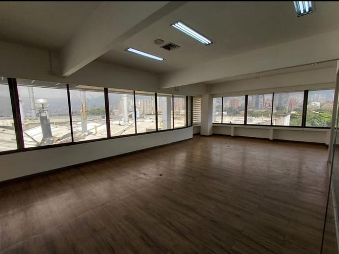 Oficina en arriendo en La Esmeralda, Itagüí, 681 m² · foto 2 de 8