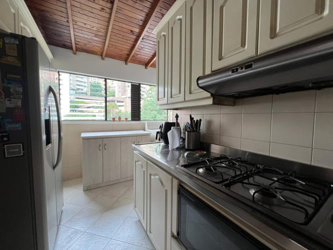 Apartamento de 3 alcobas en arriendo en El Poblado, Medellín, 172 m² · foto 3 de 20