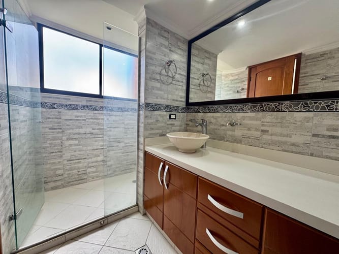 Apartamento de 3 alcobas en arriendo en El Poblado, Medellín, 137 m² · foto 17 de 20