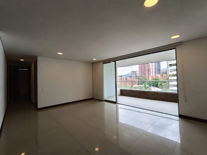 Apartamento de 2 alcobas en arriendo en El Poblado, Medellín, 110 m² · foto 2 de 18