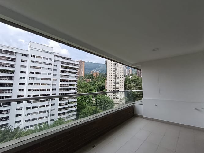Apartamento de 2 alcobas en arriendo en El Poblado, Medellín, 110 m² · foto 4 de 18