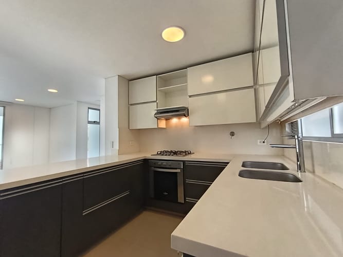 Apartamento de 2 alcobas en arriendo en El Poblado, Medellín, 110 m² · foto 7 de 18
