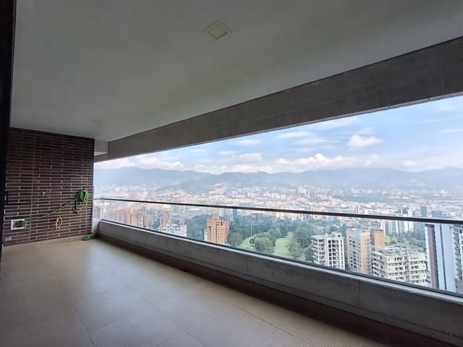 Apartamento de 3 alcobas en arriendo en El Poblado, Medellín, 126 m² · foto 2 de 20