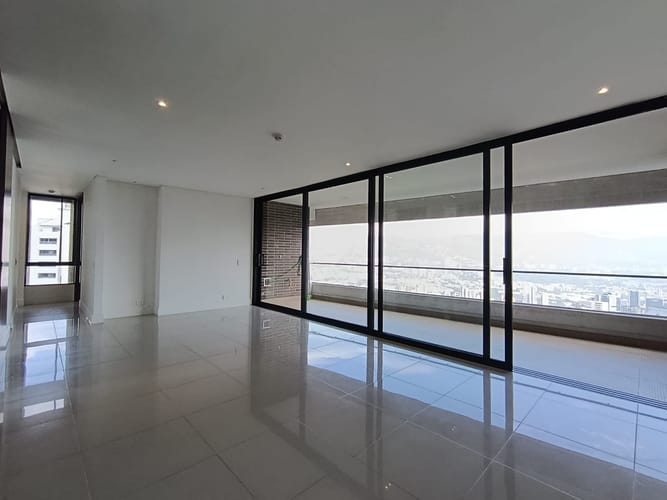 Apartamento de 3 alcobas en arriendo en El Poblado, Medellín, 126 m² · foto 3 de 20