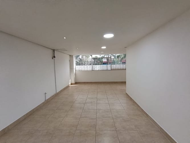 Local en arriendo en Cristo Rey, Medellín, 217 m² · foto 2 de 11