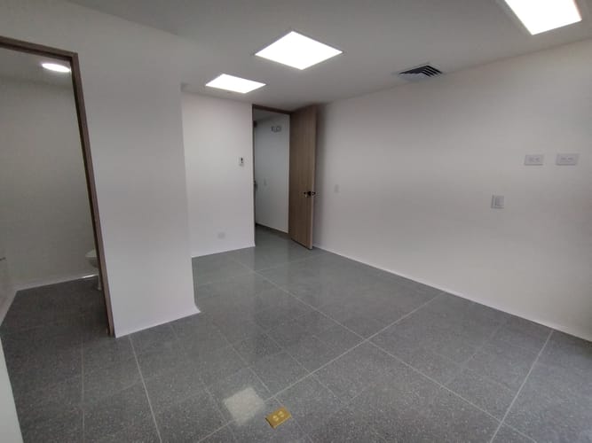 Consultorio en arriendo en El Poblado, Medellín, 33 m² · foto 2 de 9