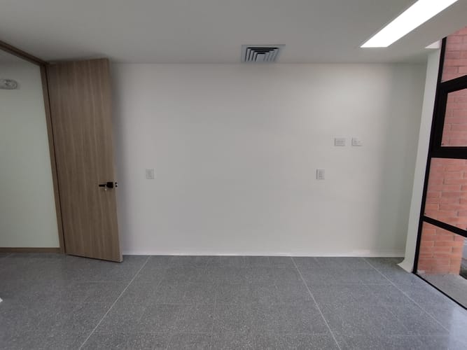Consultorio en arriendo en El Poblado, Medellín, 33 m² · foto 5 de 9