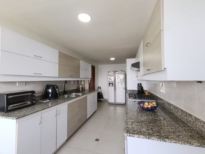 Apartamento de 3 alcobas en arriendo en El Poblado, Medellín, 238 m² · foto 12 de 20