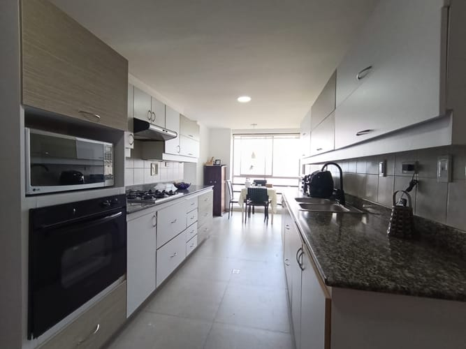 Apartamento de 3 alcobas en arriendo en El Poblado, Medellín, 238 m² · foto 13 de 20
