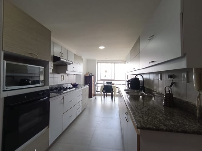 Apartamento de 3 alcobas en arriendo en El Poblado, Medellín, 238 m² · foto 14 de 20