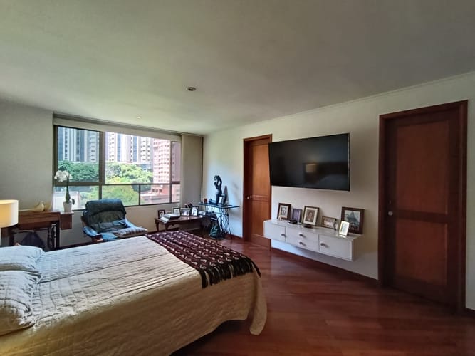 Apartamento de 3 alcobas en arriendo en El Poblado, Medellín, 238 m² · foto 15 de 20